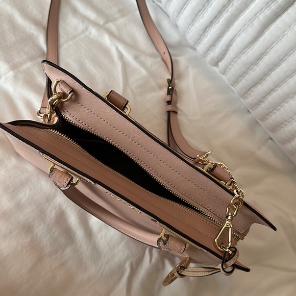 Michael kors cross body like brand new - Picture 3 of 16